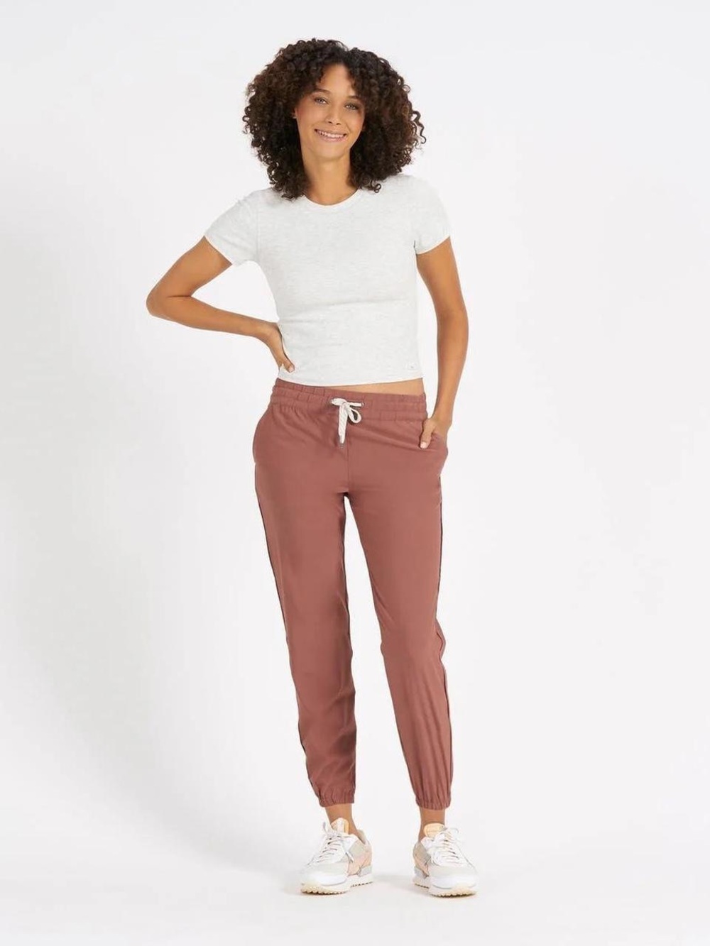 Vuori Women's performance Jogger Pants in Dusty Mauve
